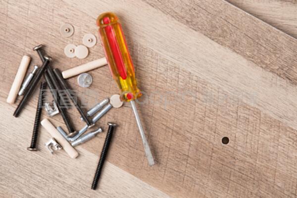 散落在木板上的螺絲刀和五金